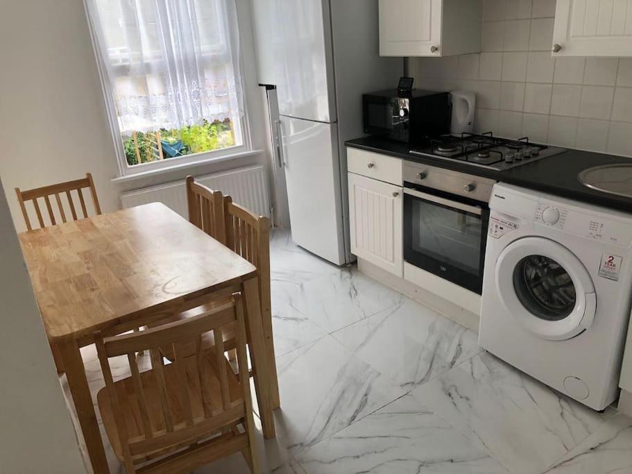East London 2 Bedroom Flat Екстериор снимка